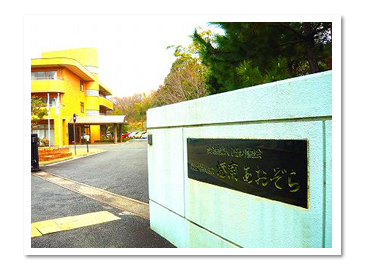 緑に囲まれた建物入口