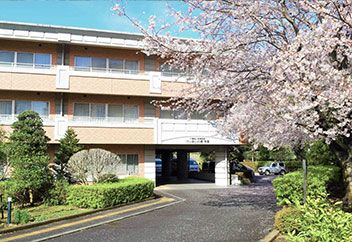 桜並木のある建物入口