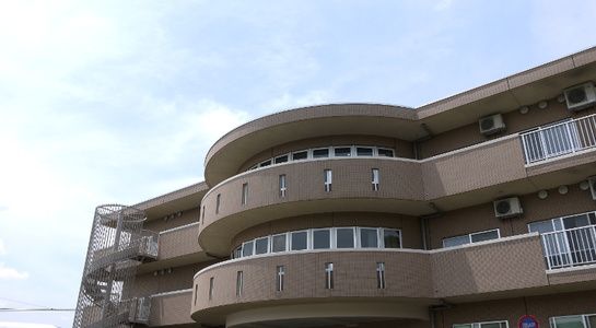 円形デザインの建物外観