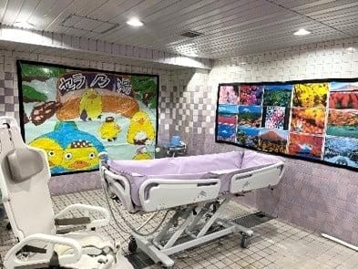 カラフルな壁画の浴室