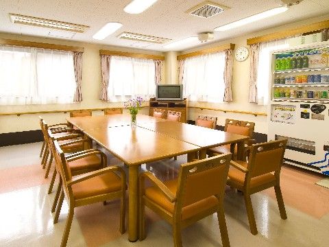 ライフコミューン大宮北のリビング。毎日を沢山の入居者様と仲良くお過ごしいただける環境・サービスをご用意しております。
