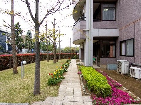 ライフコミューン大宮北の庭。車いすでのご通行も楽に行える。舗装されたお庭の遊歩道となっております。