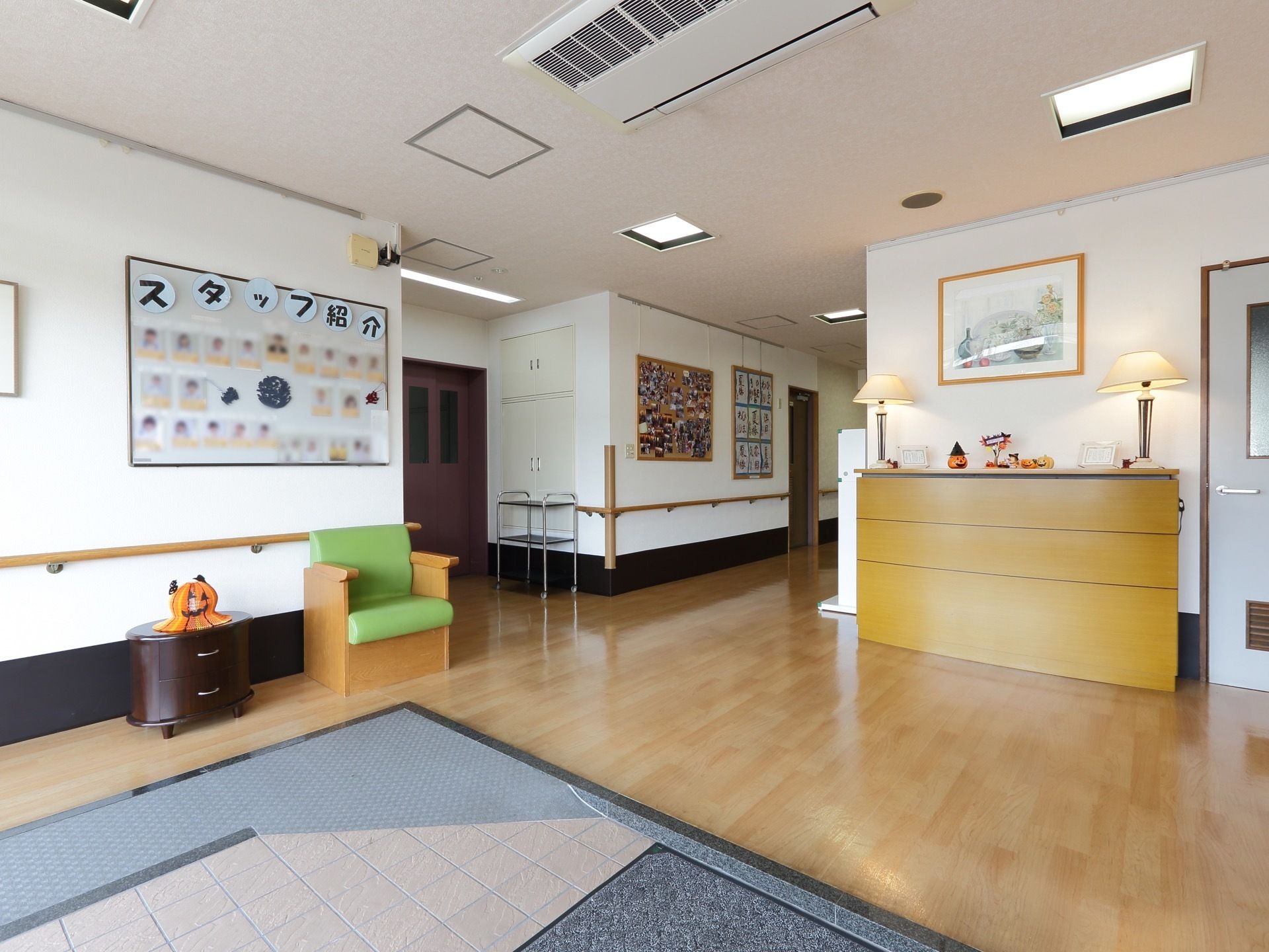 エントランスを入ると広いホールが広がっている。壁にはスタッフ紹介のポスターが掲示してあり、正面には受付カウンターがある。
