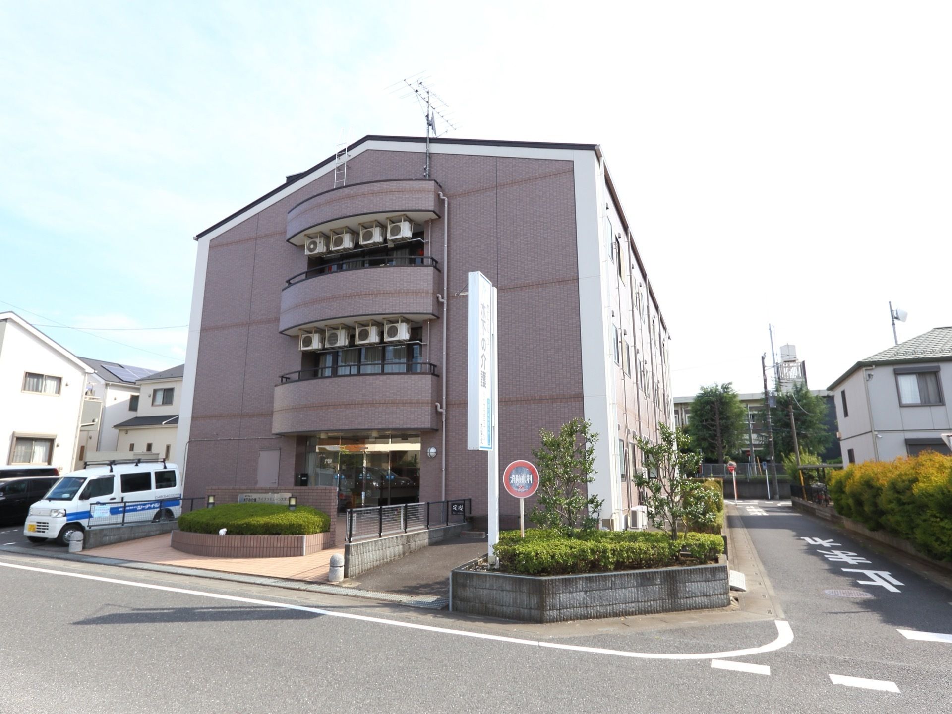 ３階建てのモダン建築の施設は閑静な住宅街に位置している。面している道路は広いが、車の通りは少ないので安心。