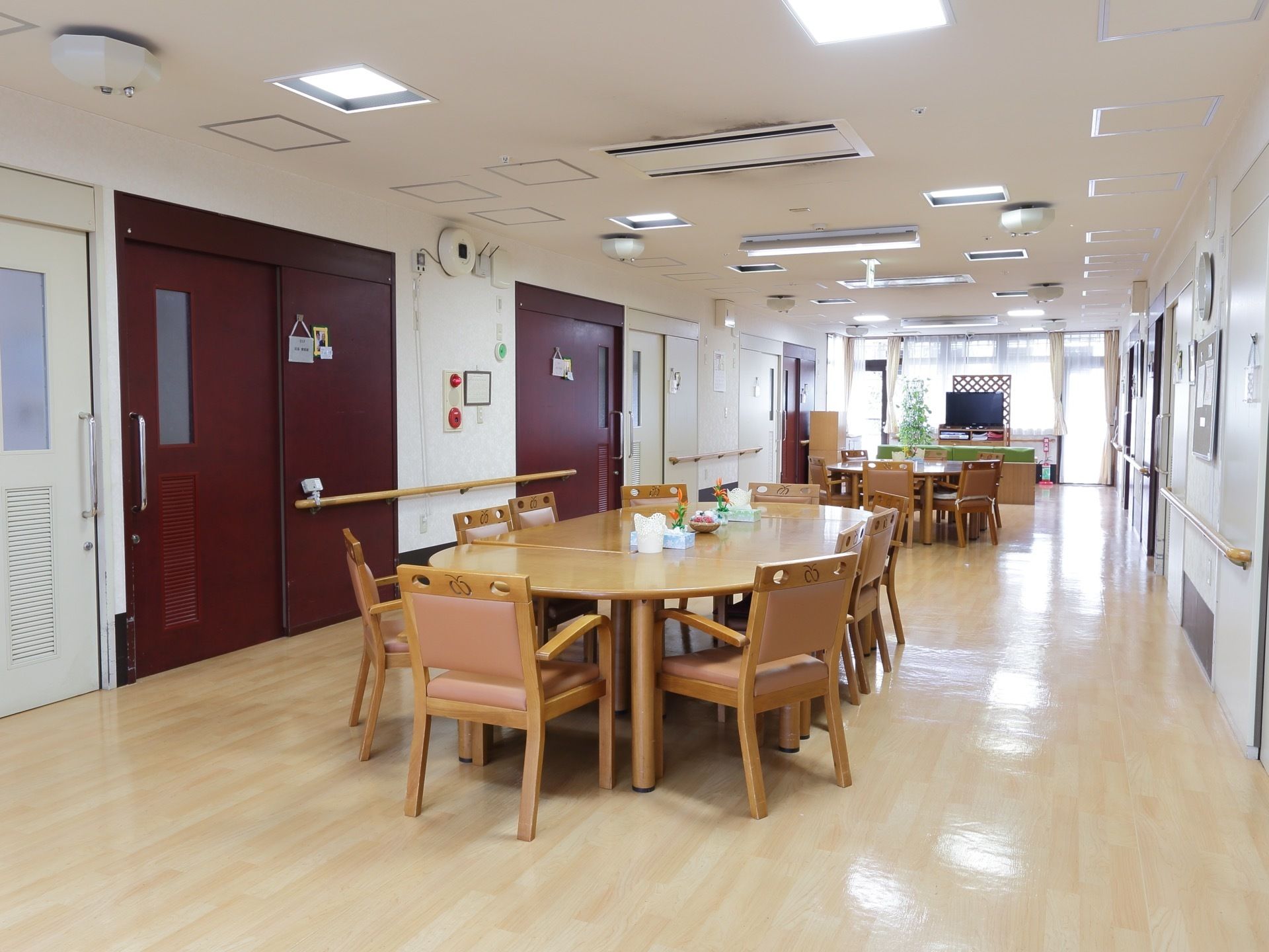 広々とした明るい座談室である。居室の目の前にあるので近くて便利。エアコンが完備されているので居室との温度差がない。