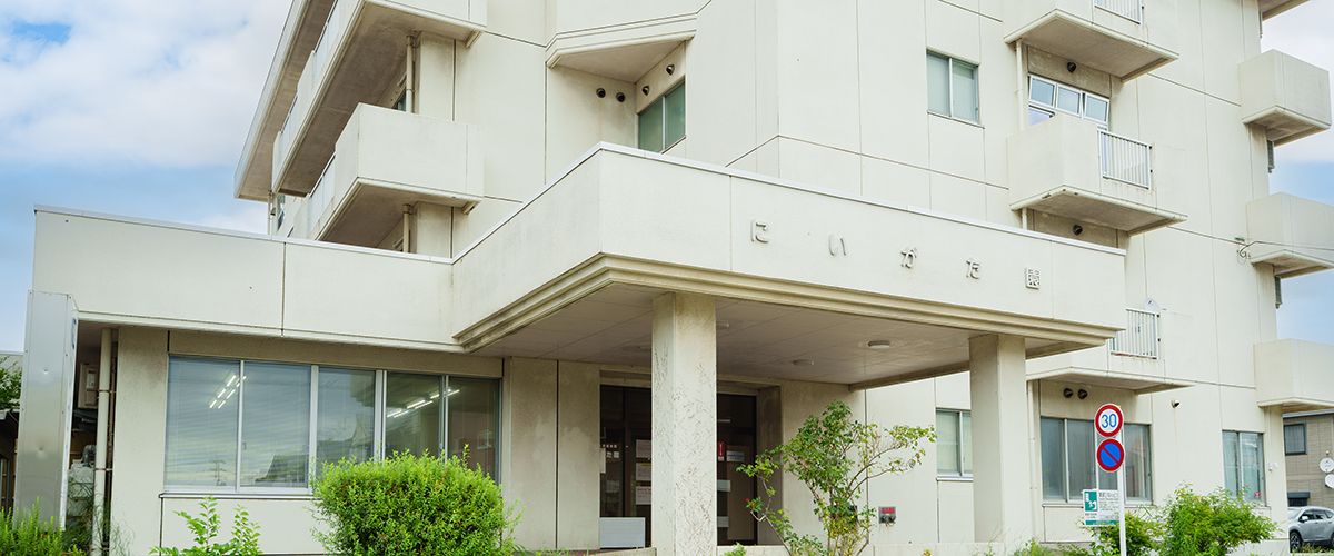 明るいエントランスの建物