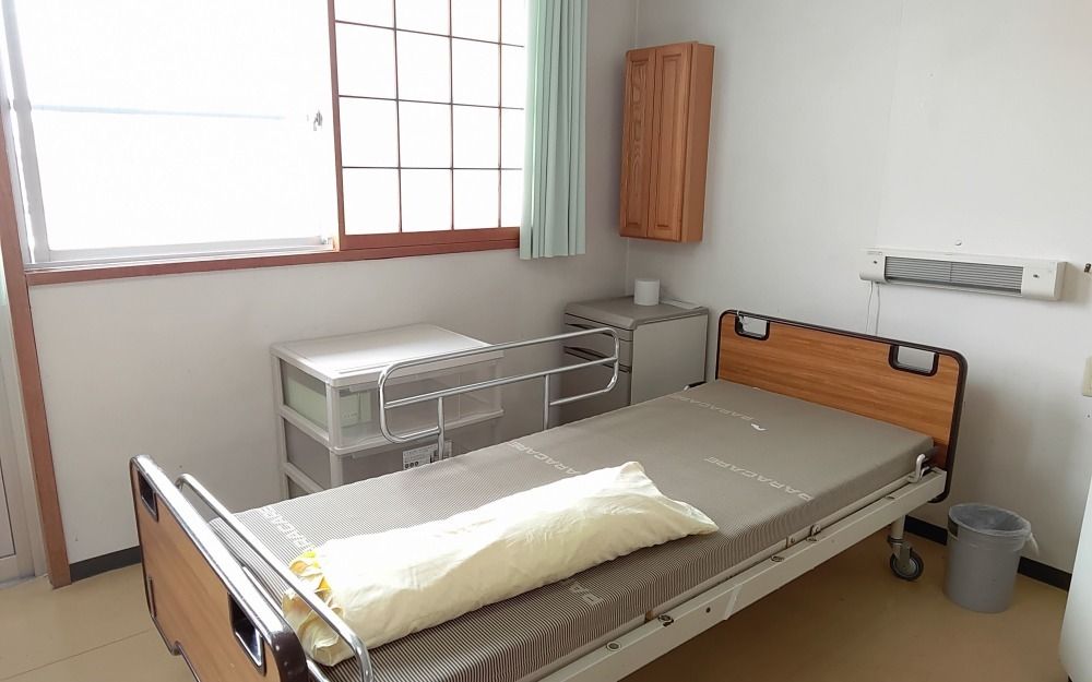 窓際のベッドと家具